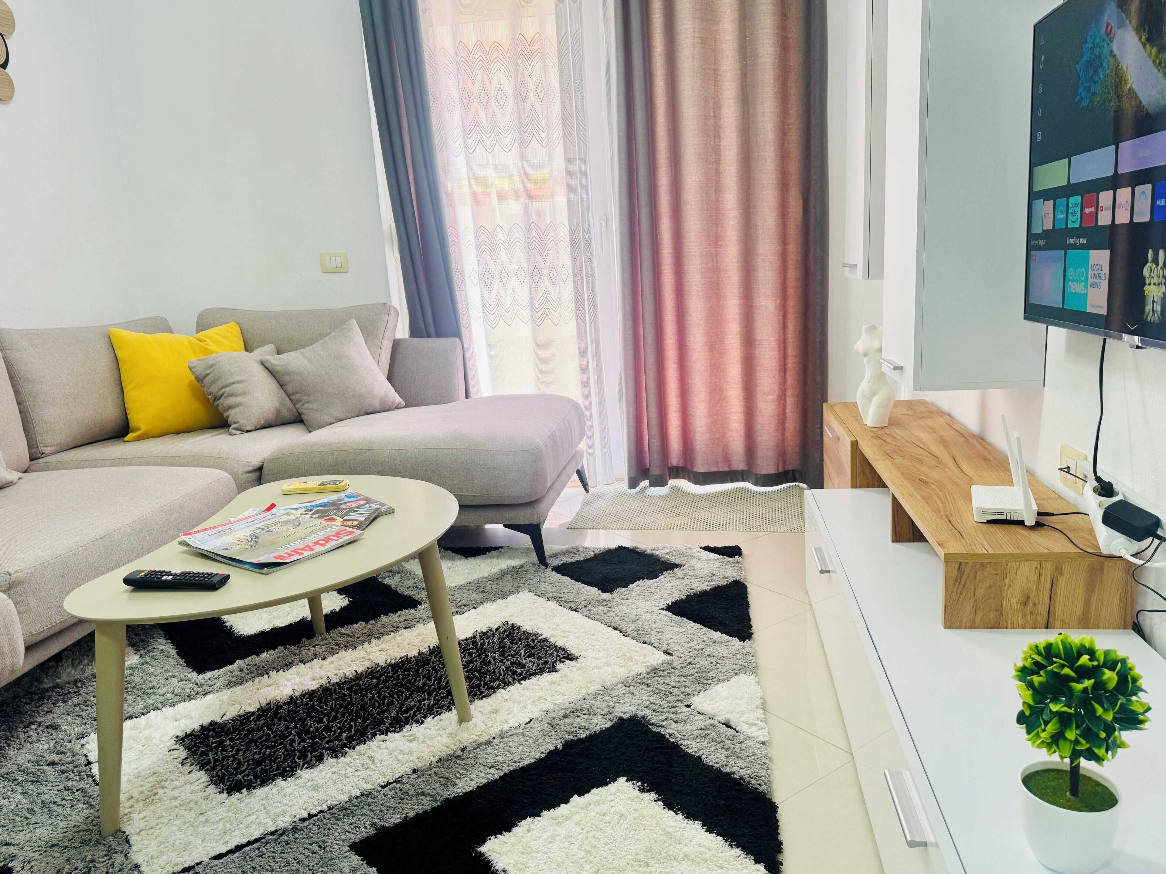 Appartamento Comfort | Area soggiorno | TV a schermo piatto 32 pollici con canali via cavo, TV