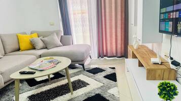 Appartamento Comfort | Area soggiorno | TV a schermo piatto 32 pollici con canali via cavo, TV