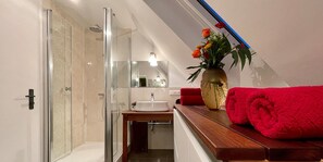 Dusche, Haartrockner, Bademäntel, Handtücher