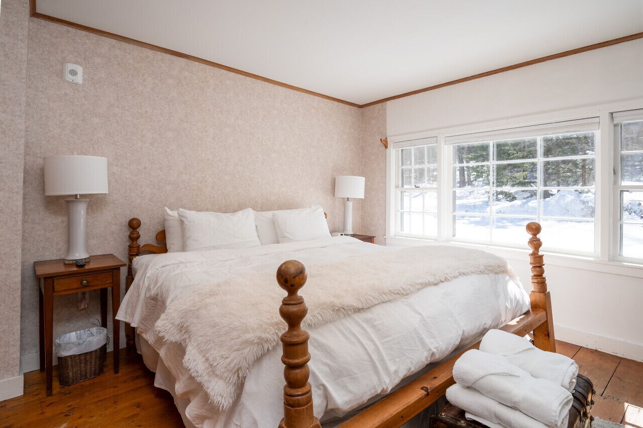 5 bedrooms, desk, iron/ironing board, travel cot