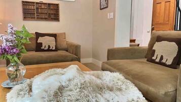 Smart TV, chimenea, videojuegos y futbolito