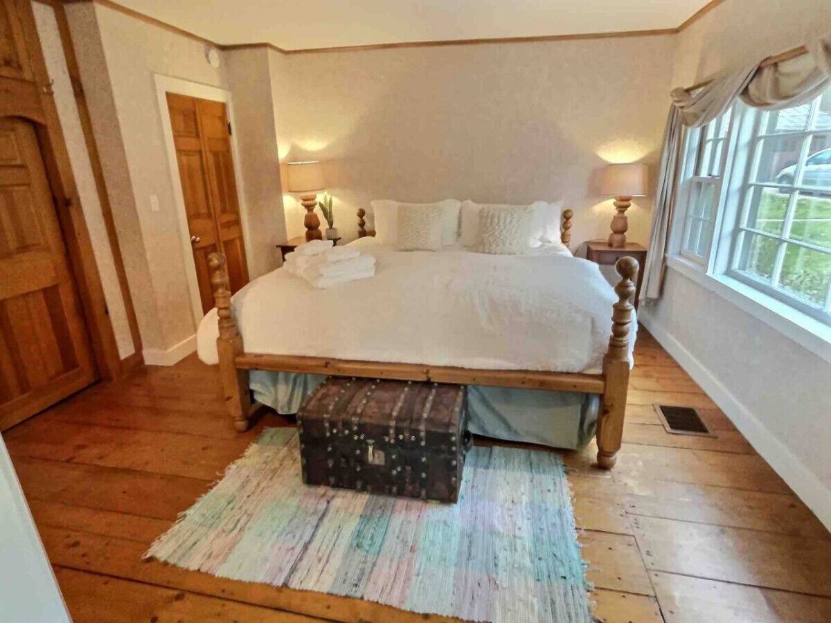 5 habitaciones, escritorio y tabla de planchar con plancha 