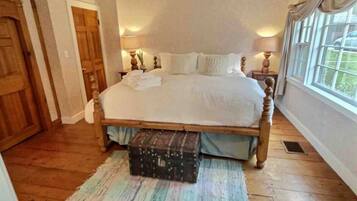 5 bedrooms, desk, iron/ironing board, travel crib