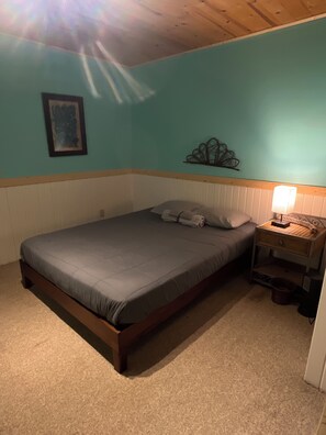 4 bedrooms, desk, WiFi