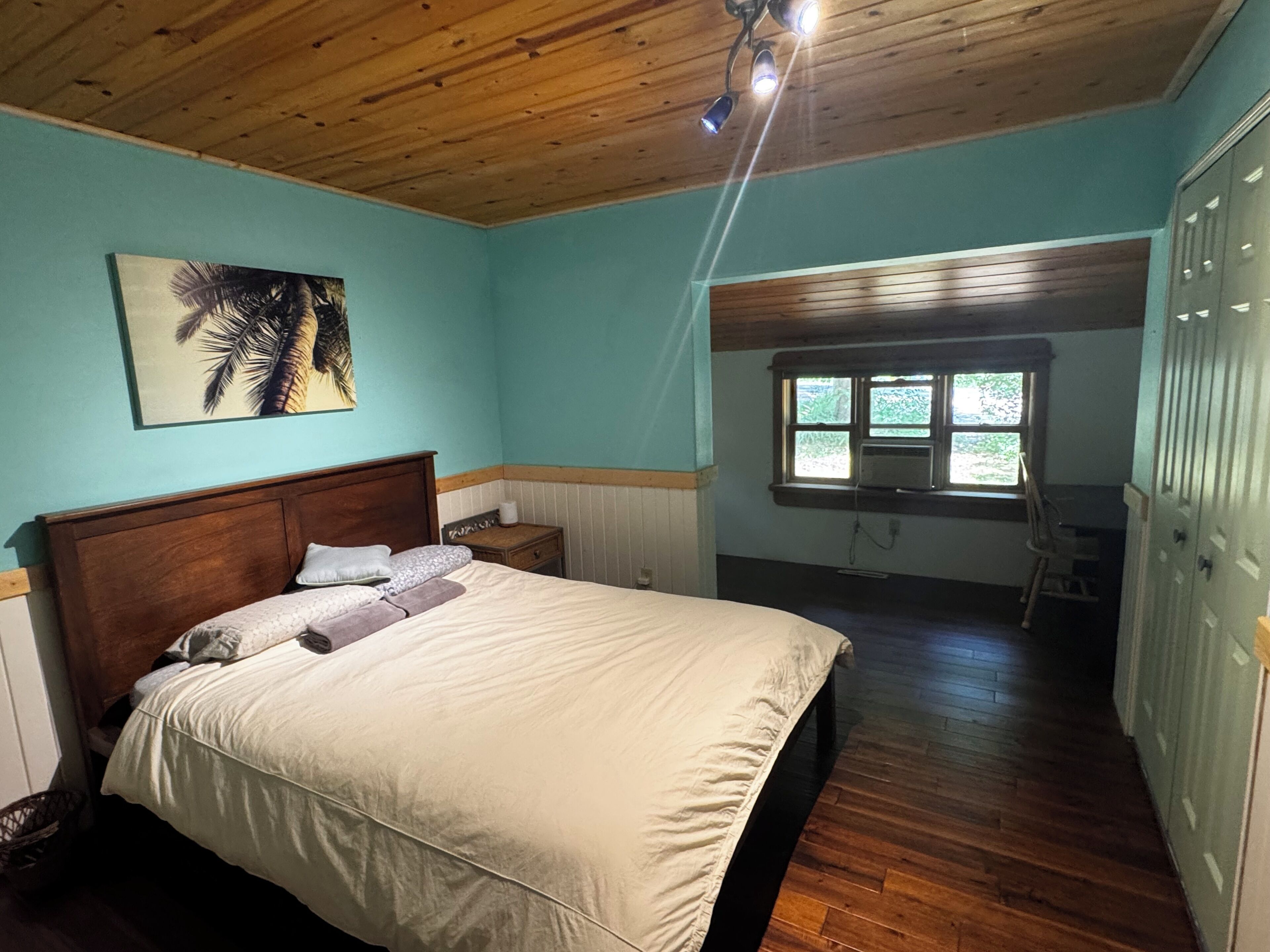 4 bedrooms, desk, WiFi (free)