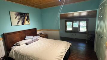 4 bedrooms, desk, WiFi (free)