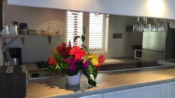 Réfrigérateur, micro-ondes, plaque de cuisson, cafetiÚre/bouilloire