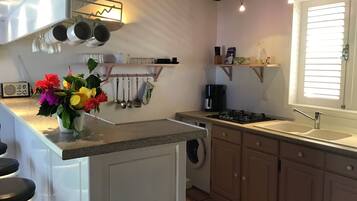 Réfrigérateur, micro-ondes, plaque de cuisson, cafetiÚre/bouilloire