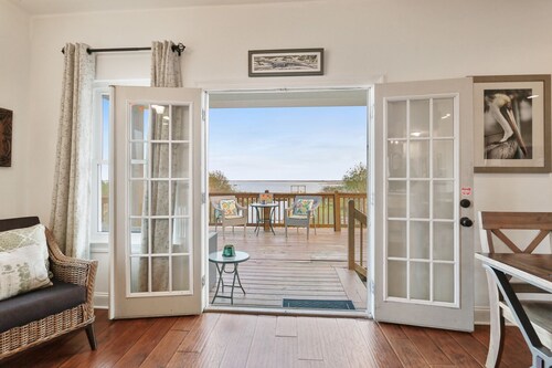 Gorgeous Lakefront Home: Private Pier, Boathouse, Kayaks - Fish From the Dock!