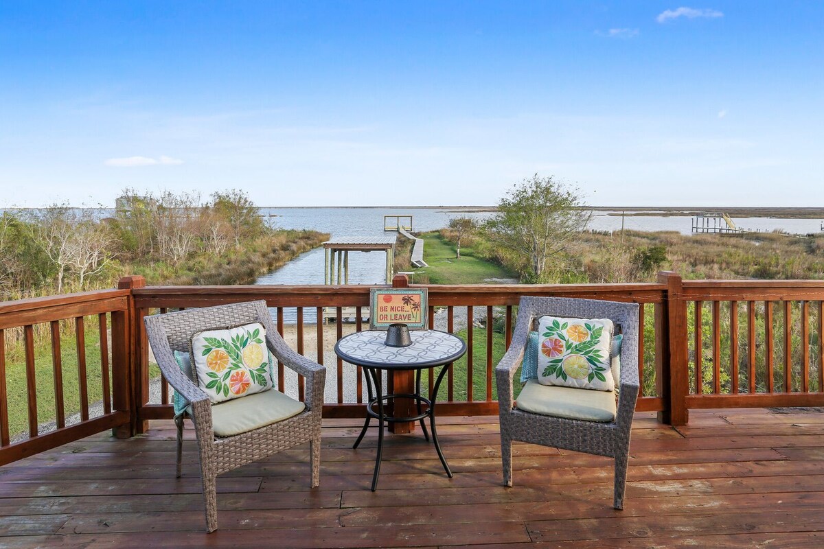 Gorgeous Lakefront Home: Private Pier, Boathouse, Kayaks - Fish From the Dock!