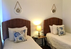 3 habitaciones, escritorio y tabla de planchar con plancha 