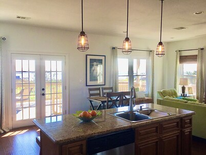 Gorgeous Lakefront Home: Private Pier, Boathouse, Kayaks - Fish From the Dock!