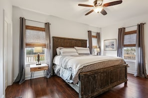 3 Schlafzimmer, Schreibtisch, Bügeleisen/Bügelbrett, Reisekinderbett