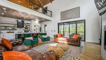 Una Smart TV, una chimenea