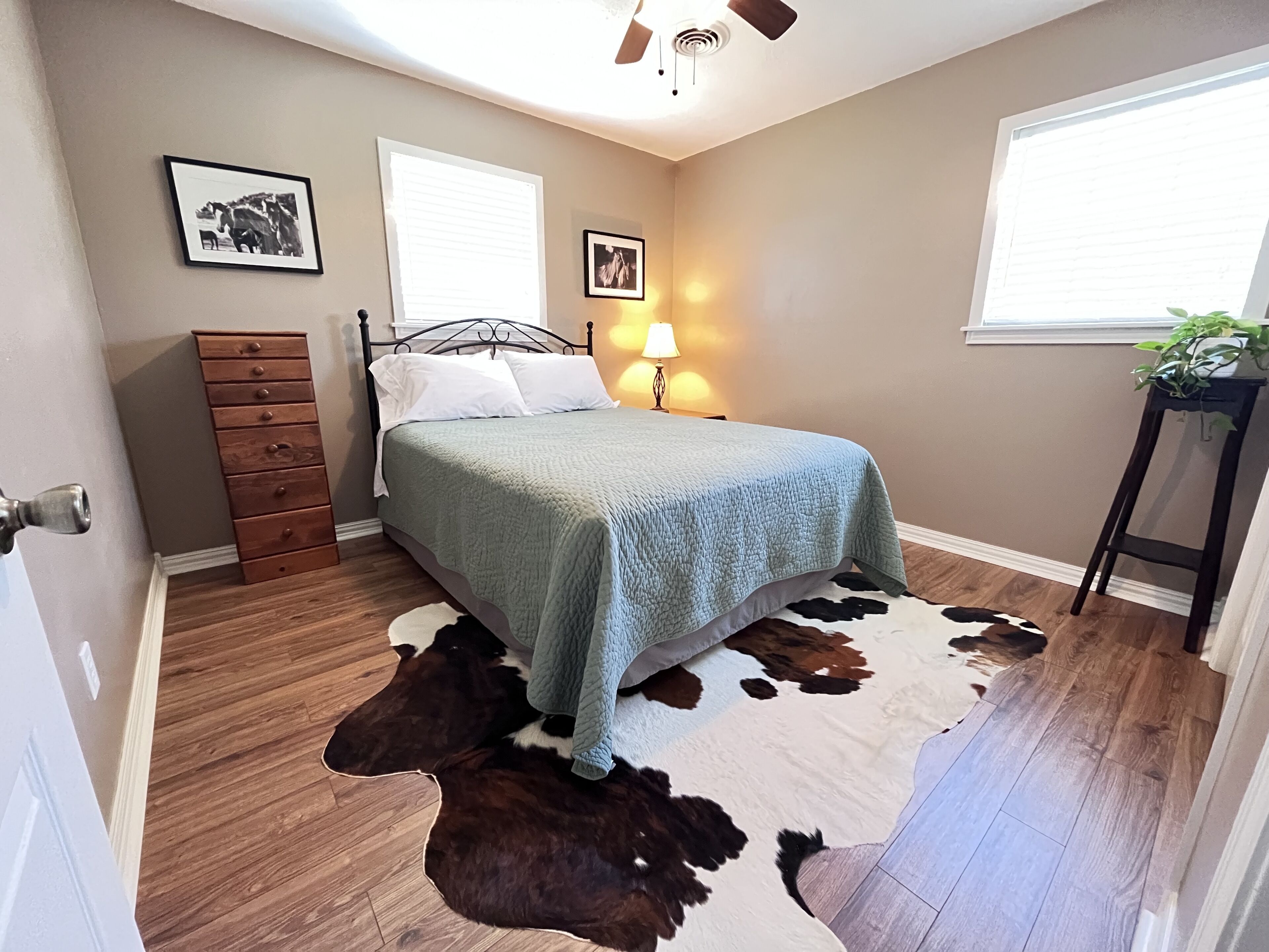 3 slaapkamers, een strijkplank/strijkijzer, gratis wifi, beddengoed