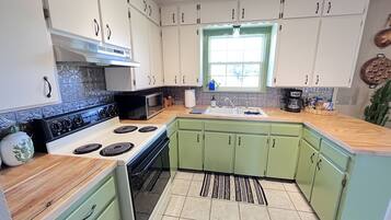 Een koelkast, een magnetron, een oven, een kookplaat