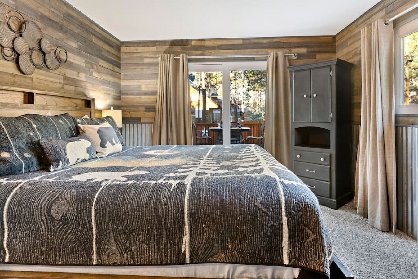 2 habitaciones, escritorio, tabla de planchar con plancha y wifi gratis 