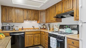 Een koelkast, een magnetron, een oven, een kookplaat