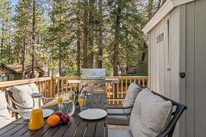 Outdoor dining - An amazing cottage that takes you back to childhood tales (Big Bear Lake)