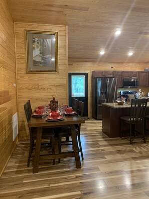 Dining - Country living and still close to Pigeon Forge/Sevierville/Gatlinburg activities (Sevierville)