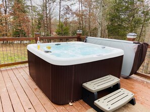 Outdoor spa tub - Country living and still close to Pigeon Forge/Sevierville/Gatlinburg activities (Sevierville)
