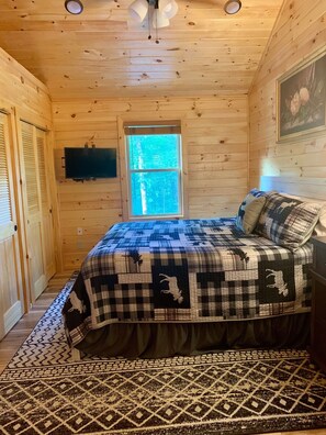 3 bedrooms, desk, iron/ironing board, free WiFi - Country living and still close to Pigeon Forge/Sevierville/Gatlinburg activities (Sevierville)