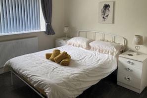 2 kamar tidur, setrika/meja setrika, Wi-Fi gratis, dan seprai linen