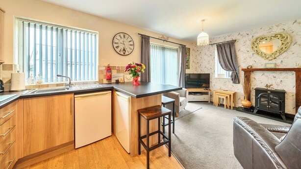 A compact living space with a kitchen, dining area, and seating area. - Cozy Dog Friendly Cottage Near Bridlington (Bridlington)