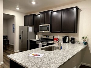 Frigorifero, microonde, forno, piano cottura