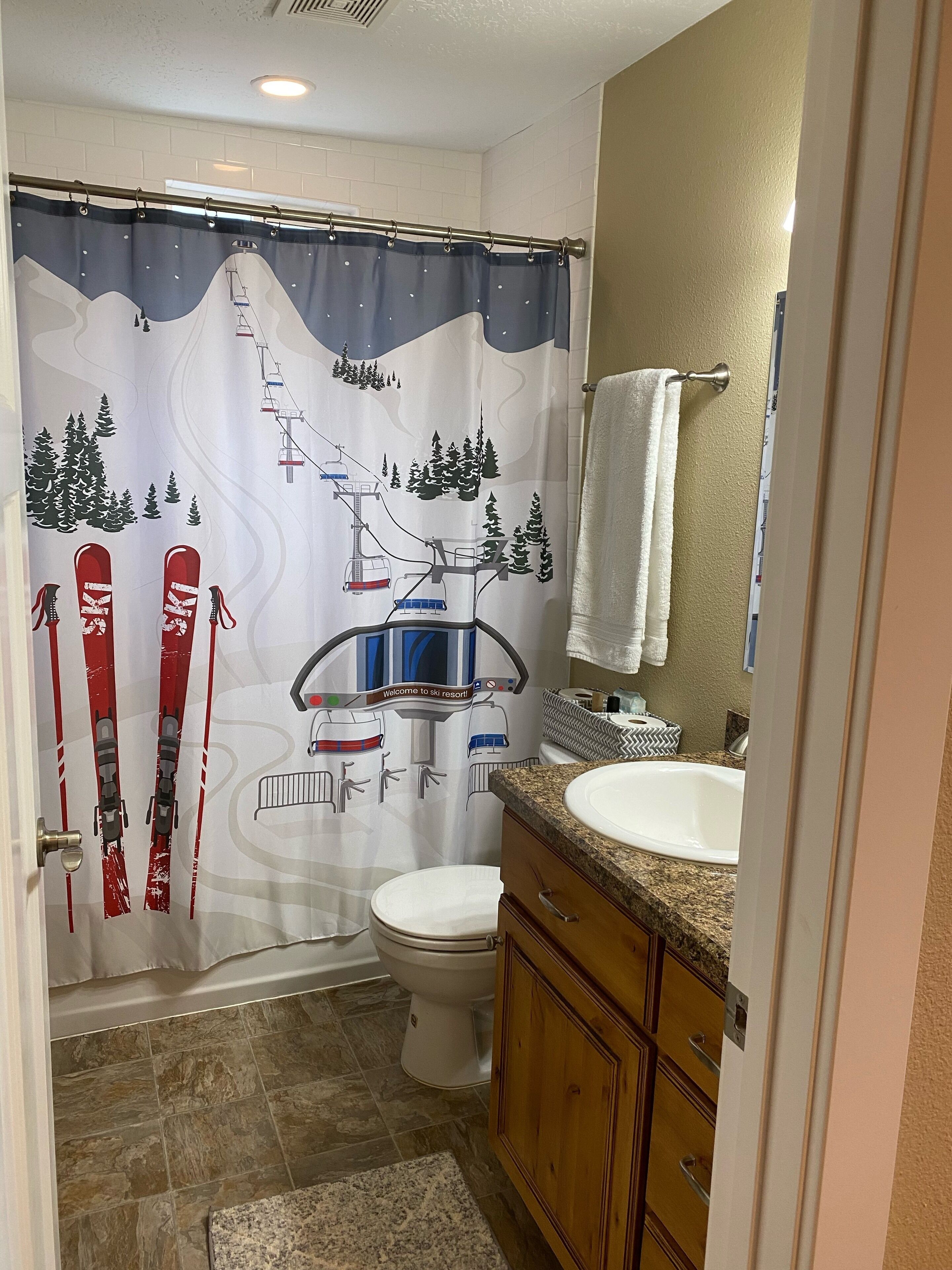 Ensemble douche/baignoire, sèche-cheveux, serviettes fournies, savon