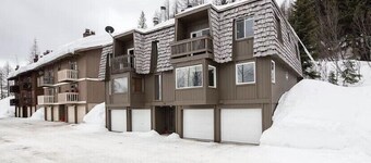 Stay and play, sleeps 6 with a beautiful view of Schweitzer Mountain
