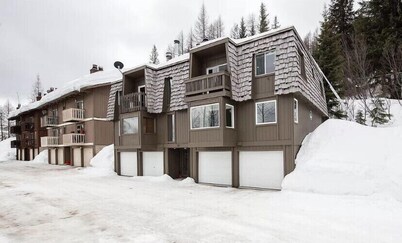 Stay and play, sleeps 6 with a beautiful view of Schweitzer Mountain