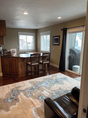 Stay and play, sleeps 6 with a beautiful view of Schweitzer Mountain
