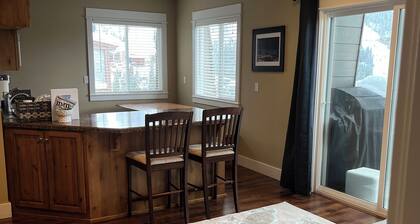 Stay and play, sleeps 6 with a beautiful view of Schweitzer Mountain