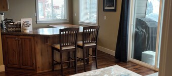 Stay and play, sleeps 6 with a beautiful view of Schweitzer Mountain