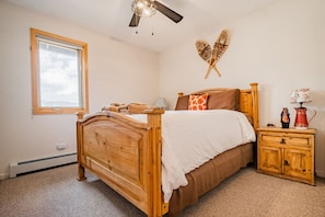 3 bedrooms, desk, iron/ironing board, travel cot - Hot Tub, Fireplace & Deck Near National Park (Estes Park)