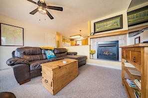 TV, fireplace - Hot Tub, Fireplace & Deck Near National Park (Estes Park)