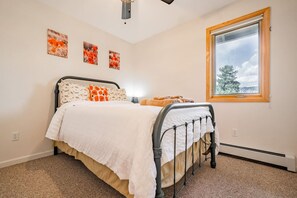 3 soverom, skrivebord, strykejern/-brett og reiseseng for barn