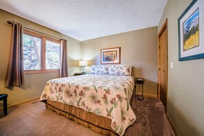 3 bedrooms, desk, iron/ironing board, travel cot