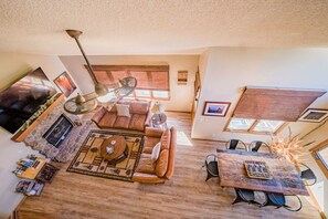 TV, fireplace