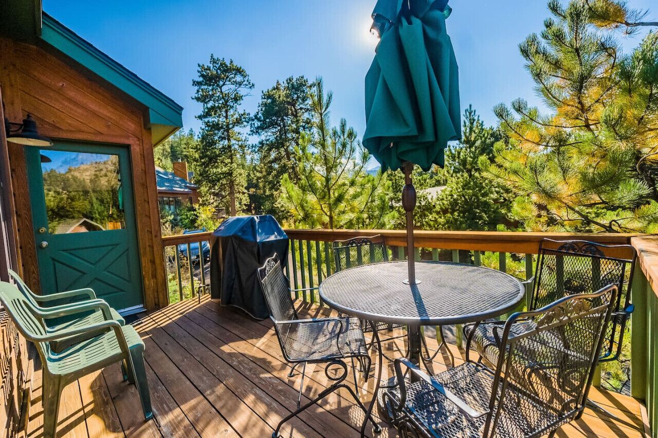 Outdoor dining. Walk to National Park! Mountain Cabin w/ Fireplace