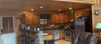 L&D Mountain Retreat Cabin far from the Hustles and Bustles of the City