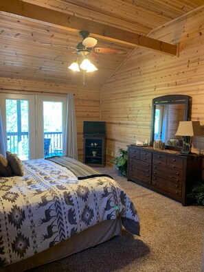 3 chambres, bureau, fer et planche à repasser, lit de bébé portatif