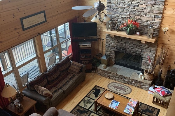 TV connectée, cheminée, lecteur de DVD, baby-foot