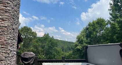 L&D Mountain Retreat Cabin far from the Hustles and Bustles of the City