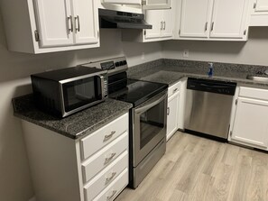 Een koelkast, een microgolfoven, een oven, een kookplaat