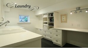 Douche, séchoir à cheveux, serviettes fournies, savon