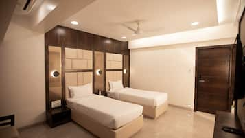 Kamar Deluks | Seprai premium, busa memori, minibar, dan brankas