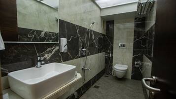 Deluxe Room | Bathroom | Shower, rainfall showerhead, designer toiletries, hair dryer