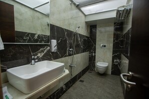 Habitación Deluxe | Baño | Ducha y cabezal de ducha tipo lluvia